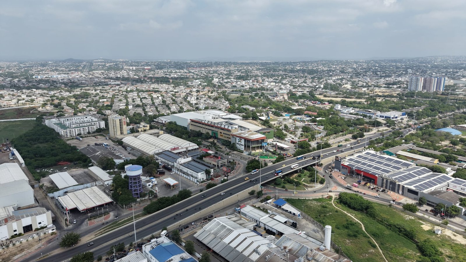 Vista aérea de Soledad, Atlántico, con la ubicación de The Point Soledad marcada y, como referencia, el CC Gran Plaza del Sol, el Makro y SAO – Hipódromo sobre la vía principal.